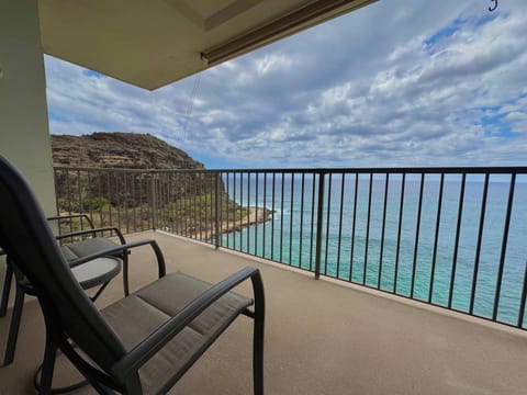 Marbella Lane - Beachfront Haven w MT Views House in Makaha