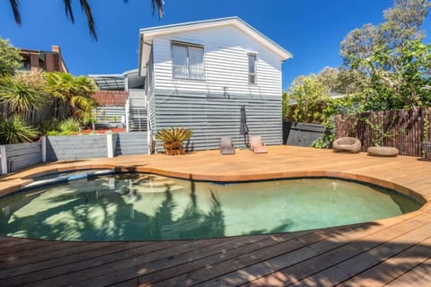 Property building, Swimming pool, sunbed