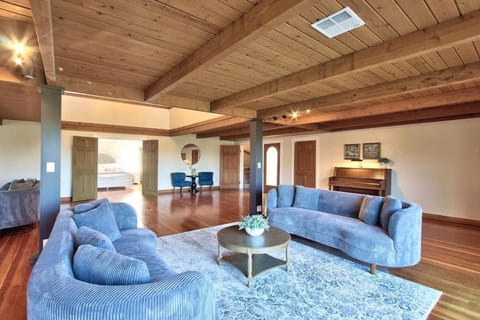 Vintage Terrace Spacious Historic Getaway Hot Tub House in Carlton