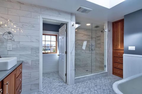 Vintage Terrace Spacious Historic Getaway Hot Tub House in Carlton