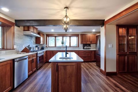 Vintage Terrace Spacious Historic Getaway Hot Tub House in Carlton