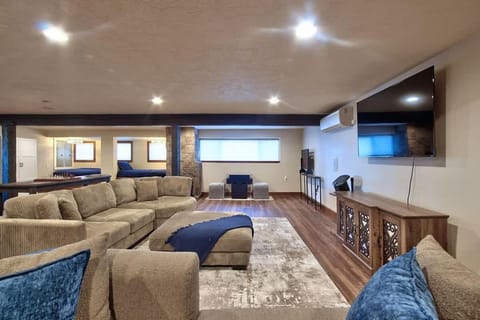 Vintage Terrace Spacious Historic Getaway Hot Tub House in Carlton