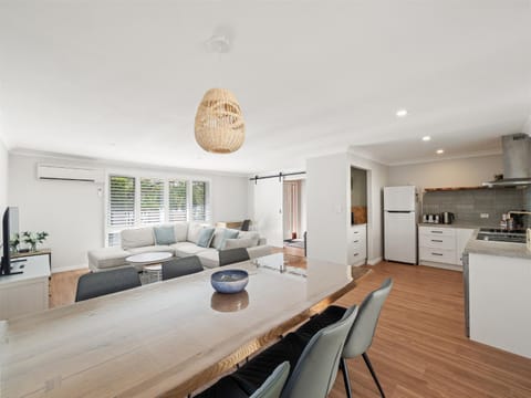 Kitchen or kitchenette, Seating area, Dining area