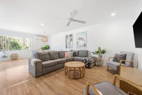 Communal lounge/ TV room, TV and multimedia, Living room, Seating area, Evening entertainment