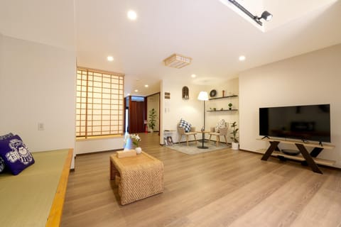 Communal lounge/ TV room, TV and multimedia, Living room, Seating area, Evening entertainment
