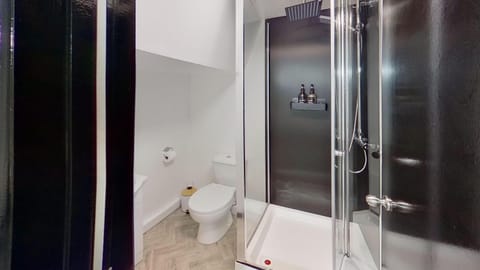 Stylish Modern Studio Near MediaCityUK & Manchester Centre - Free Parking - Sleeps 2 Enjoy Apartment in Salford