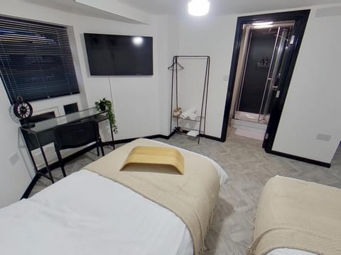 Stylish Modern Studio Near MediaCityUK & Manchester Centre - Free Parking - Sleeps 2 Enjoy Apartment in Salford