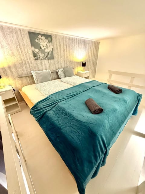 Bed, Bedroom, towels