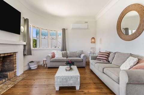 TV and multimedia, Living room, Seating area, air conditioner