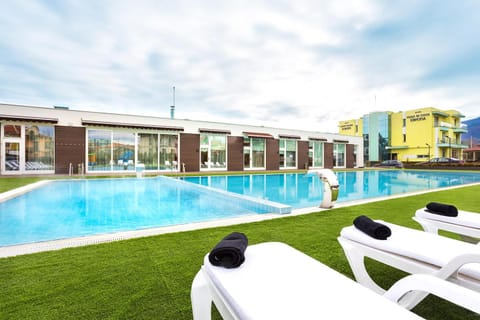 Property building, Day, Pool view, Swimming pool, sunbed