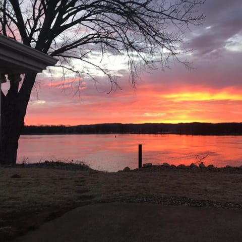 Mississippi waterfront getaway-Dogs Welcome! House in Brownsville