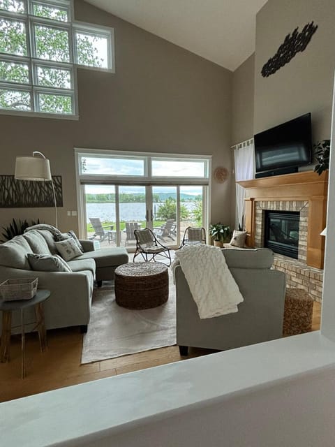 Mississippi waterfront getaway-Dogs Welcome! House in Brownsville