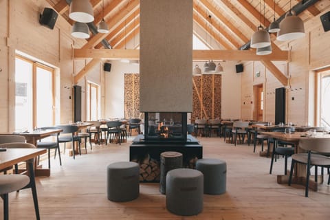 Restaurant/places to eat, Seating area, fireplace
