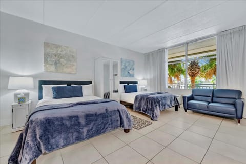 Sunset Suite - Private Balcony Gym & Pool Inn in Ruskin