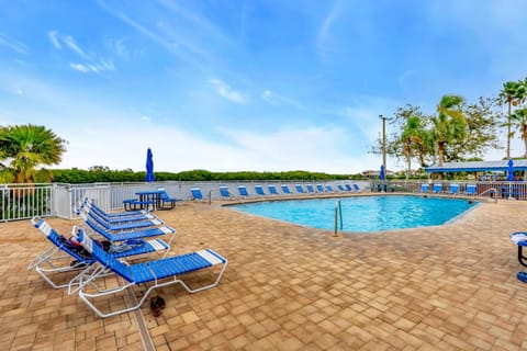 Sunset Suite - Private Balcony Gym & Pool Inn in Ruskin
