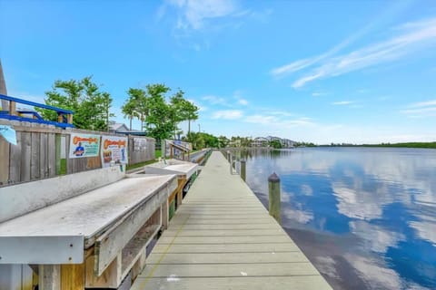 Sunset Suite - Private Balcony Gym & Pool Inn in Ruskin