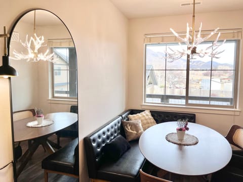 207 | Family 3BR Mountain Stay on Midway Main St Near Park City & Deer Valley Ski Resorts Chalet in Midway