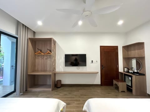 Bed, TV and multimedia, Photo of the whole room, minibar