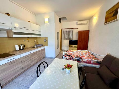 Summer, Dining area