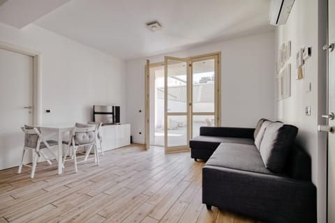 TV and multimedia, Kitchen or kitchenette, Living room, Seating area, Dining area