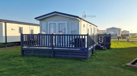Property building, Patio, Balcony/Terrace, Seating area