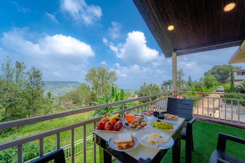 Patio, Day, Natural landscape, View (from property/room), Balcony/Terrace, Food and drinks, Decorative detail, Decorative detail, Dining area, Food, Sea view, Breakfast, Continental breakfast, Lunch, Dinner