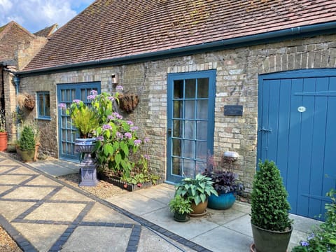 Property building, Facade/entrance, Spring, Day, Garden