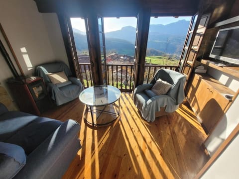 Communal lounge/ TV room, Natural landscape, Living room, Mountain view