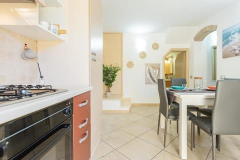Kitchen or kitchenette, Dining area, minibar, oven, pet friendly, stove