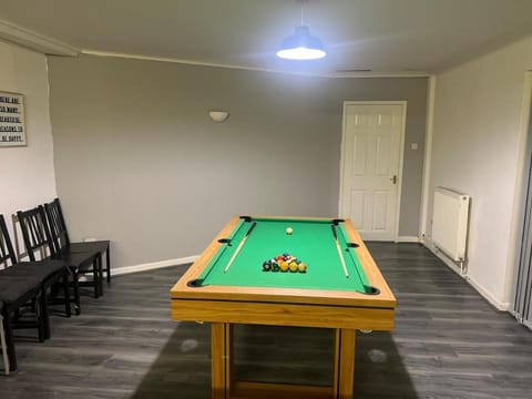 Billiard, Game Room