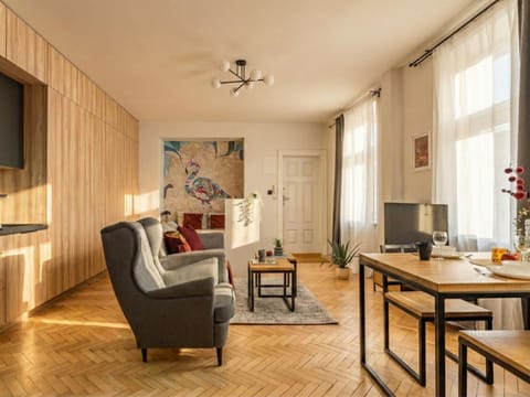 Communal lounge/ TV room, TV and multimedia, Living room, Seating area, Dining area, Evening entertainment