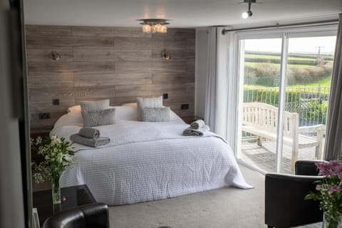 Bed, Bedroom, Garden view