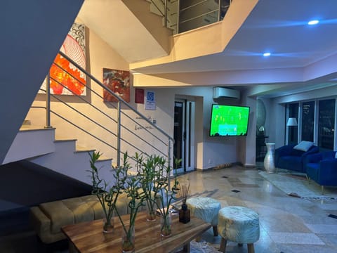 TV and multimedia, Living room, Evening entertainment