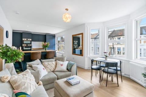 TV and multimedia, Kitchen or kitchenette, Living room, Seating area, Dining area