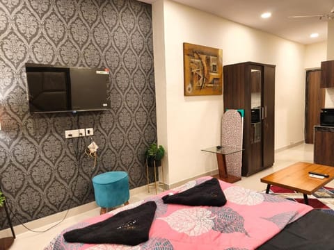 Bed, TV and multimedia, Seating area, wardrobe