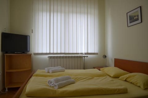 Bed, TV and multimedia, Bedroom