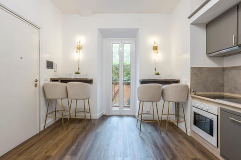 Kitchen or kitchenette, Dining area, internet, oven, stove