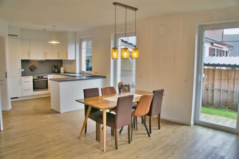 Kitchen or kitchenette, Dining area, stove