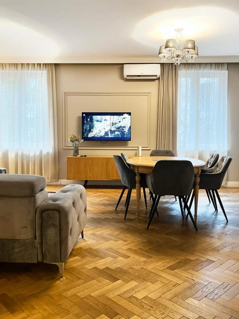 TV and multimedia, Living room, Seating area, Dining area, Evening entertainment, air conditioner