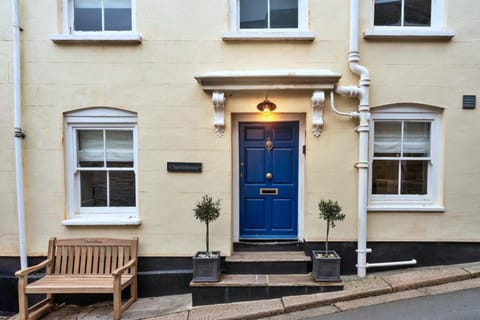 Property building, Facade/entrance, Off site, Neighbourhood