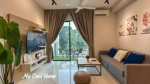 Communal lounge/ TV room, TV and multimedia, Living room, Seating area, Evening entertainment, air conditioner