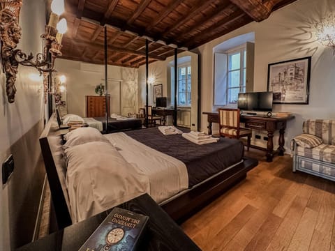 Bed, Night, TV and multimedia, Photo of the whole room, Decorative detail, Seating area, Bedroom, towels, wardrobe