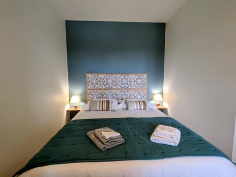 Bed, Photo of the whole room, Bedroom, towels