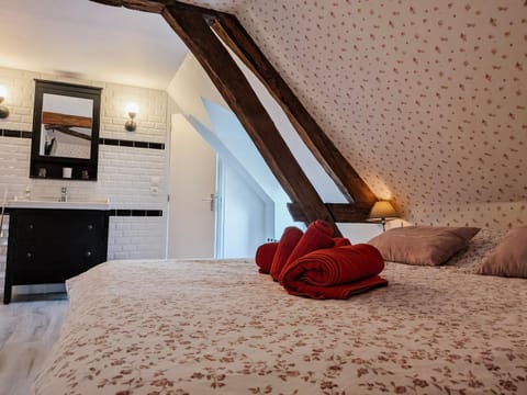 Bed, Photo of the whole room, Bedroom, towels