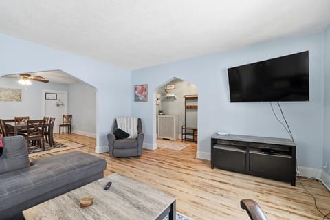 The Mint Manor - Cozy 4br Near Downtown St Paul House in Payne-Phalen