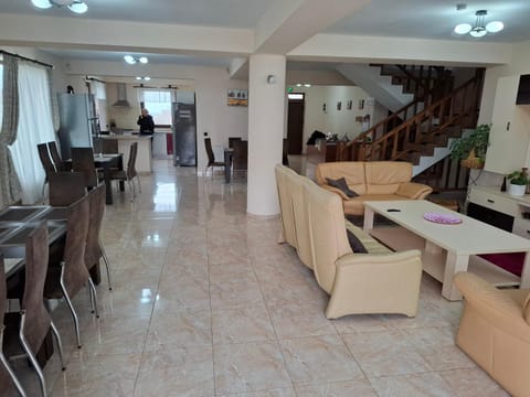 Communal lounge/ TV room, TV and multimedia, Kitchen or kitchenette, Living room, Lobby or reception, Banquet/Function facilities, Seating area, Dining area
