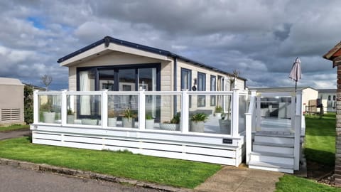 Sandy Toes & Salty Kisses, West Point Apartment in Selsey