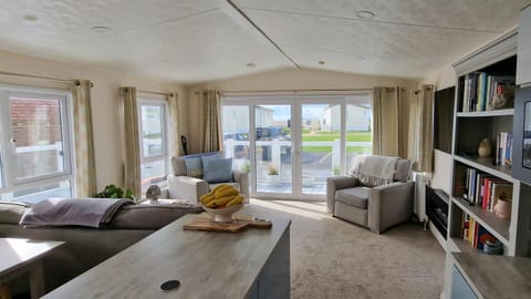 Sandy Toes & Salty Kisses, West Point Apartment in Selsey