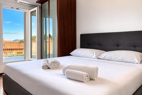 Bed, Photo of the whole room, Bedroom, towels