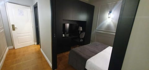 Bed, TV and multimedia, Photo of the whole room, Bedroom, wardrobe